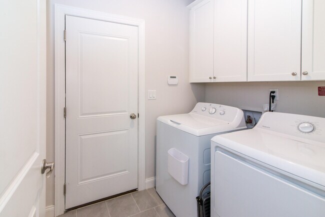 Building Photo - 2544 Oxford Cir