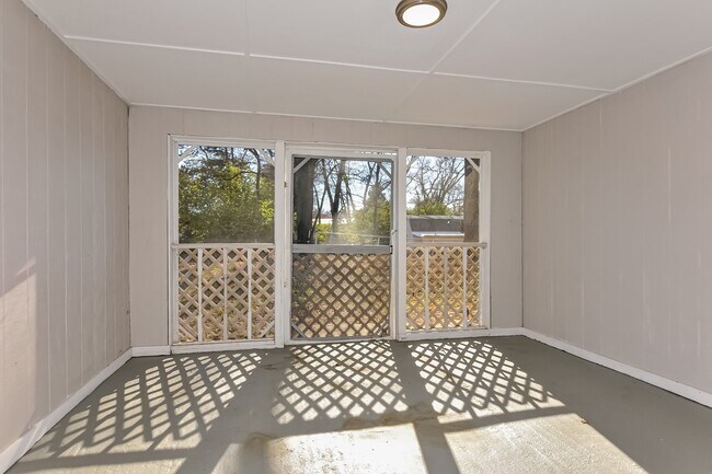 Building Photo - 4 Redwood Dr