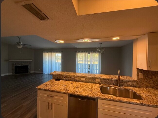 Building Photo - 4444 Victory Dr