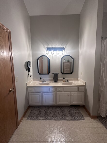 Building Photo - 442 Meadowridge Cir