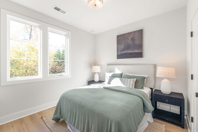 Building Photo - Modern Living in the Heart of Plaza Midwood!