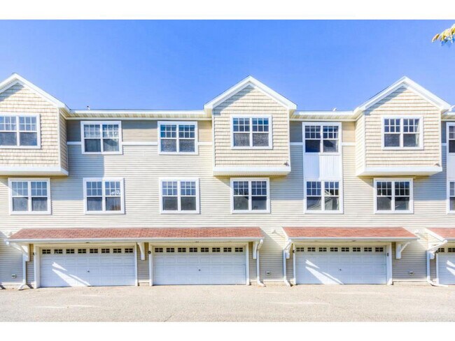 Building Photo - 1683 Village Trail E #4
