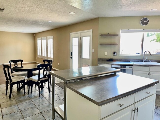 Building Photo - 12408 Mangas Trail NE