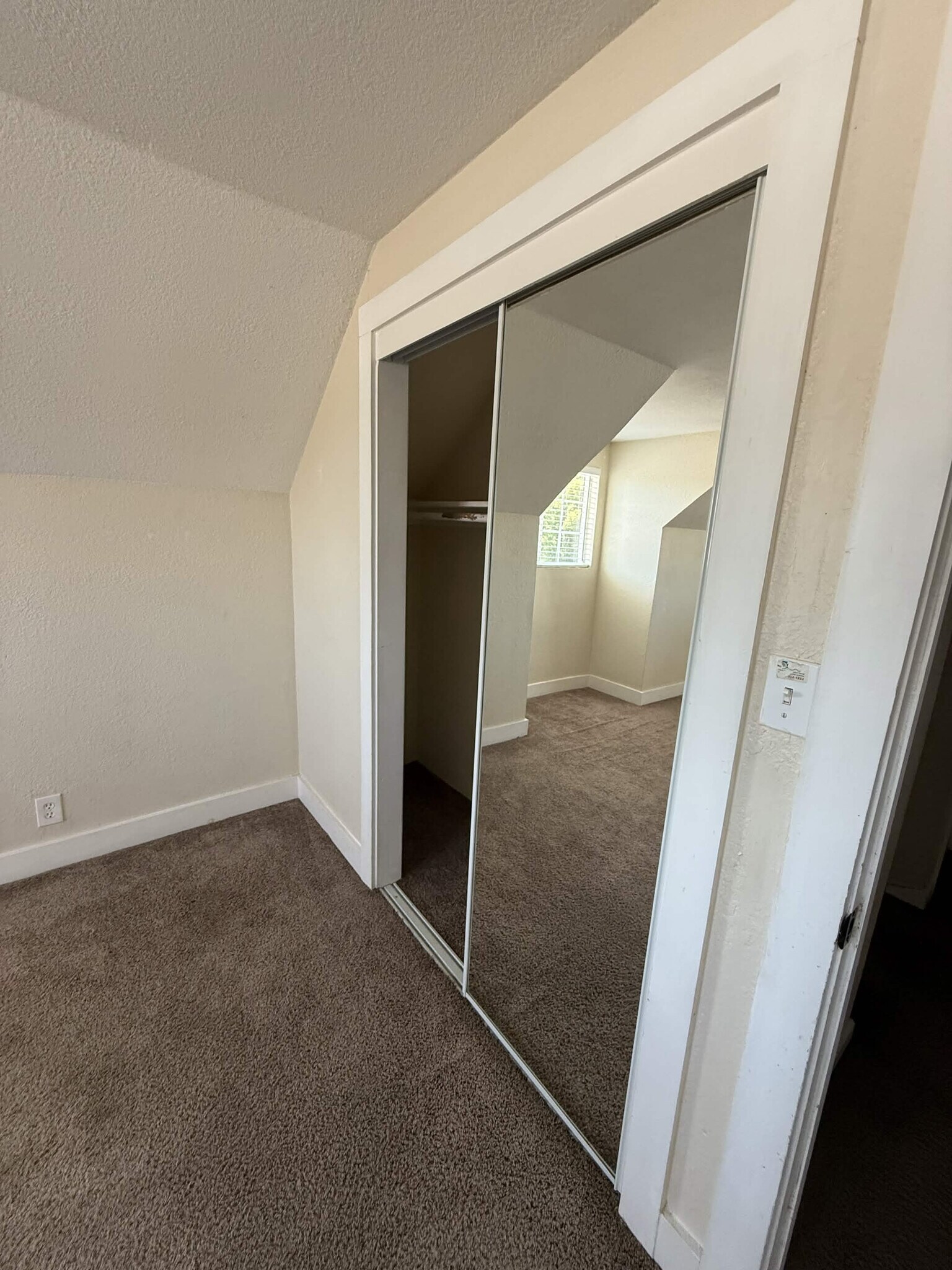 Building Photo - 409 Elsinore Dr
