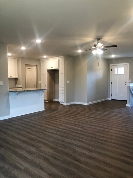 Building Photo - 1411 W Pebblebrooke Dr