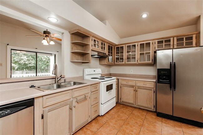 Building Photo - 208 S Cougar Ave