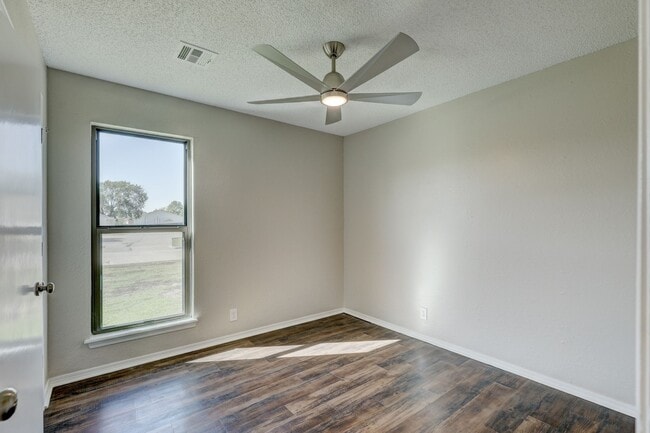 Building Photo - Home Like Living at Apartment Prices