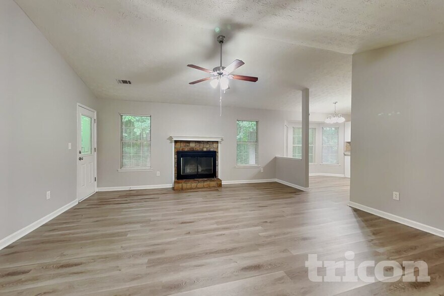 Building Photo - 270 Rosewood Dr