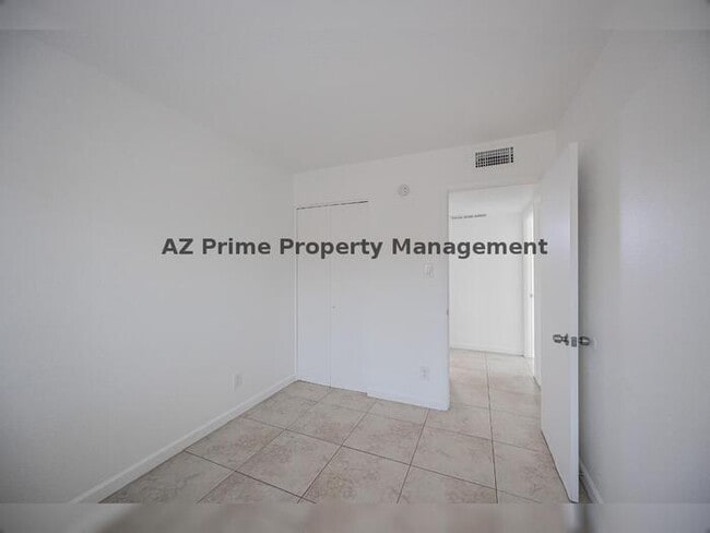 Building Photo - 4615 E Jones Ave