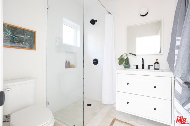 Building Photo - 2210-2214 Echo Park Ave