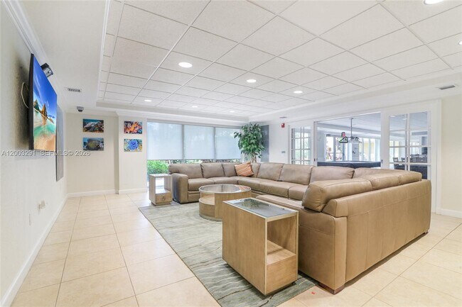 Building Photo - 150 NE 15th Ave