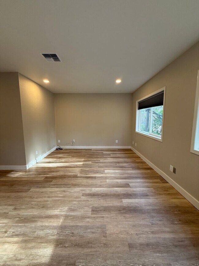 Building Photo - One bedroom/One Bath Apartment with outdoor space on quiet flag lot!  Available Now