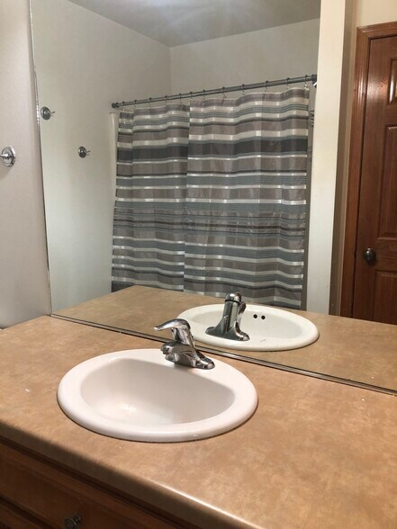 One of the upper bathrooms. - 911 N Bahnson Ave