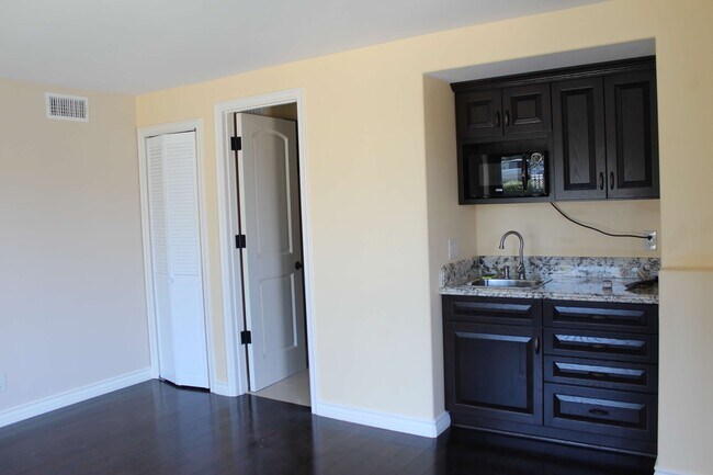 Kitchenette area - 319 Rees St