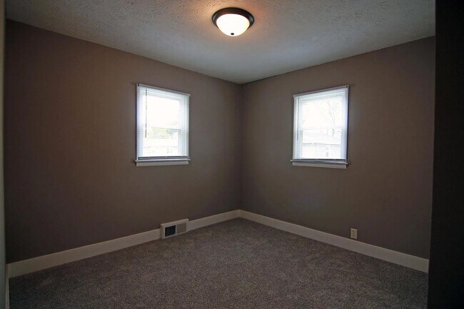 Building Photo - Omaha Ranch Home For Rent