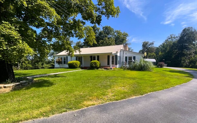 Building Photo - Cozy 3 bedroom home with country feel! Lar...