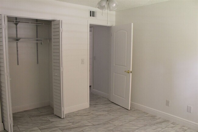 Building Photo - 2 Bedroom, 2 Bath in Deltona!