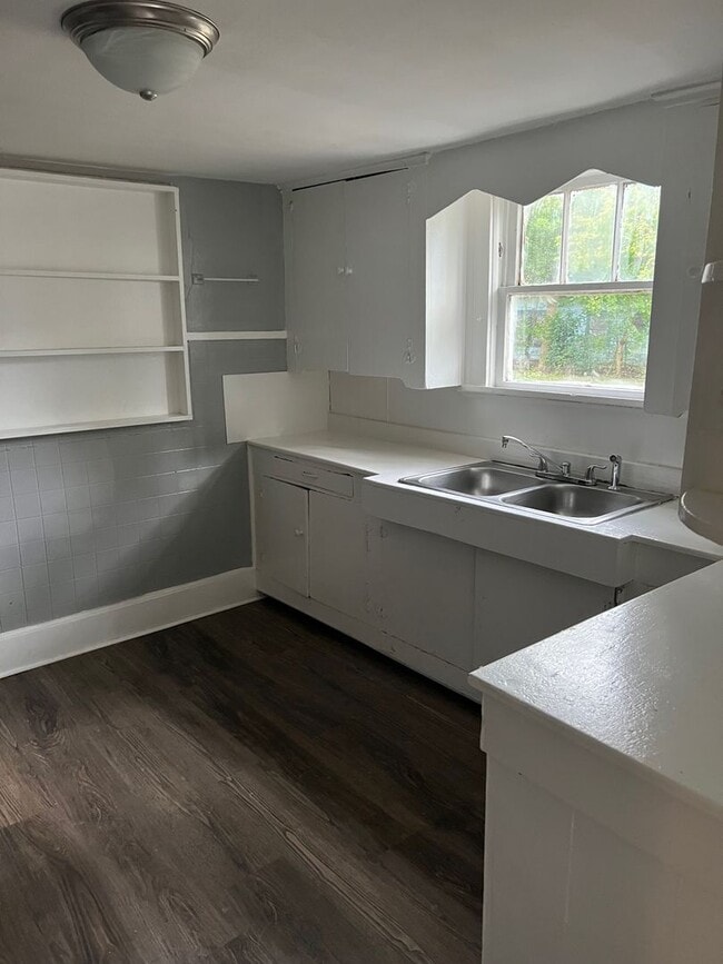 Building Photo - Large 4 Bedrooms 2 Bathrooms