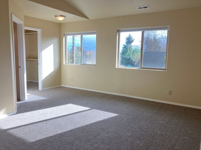 Building Photo - *$1,000 Off 1st Month's Rent!* Well-Kept Three Bedroom Home in West Salem
