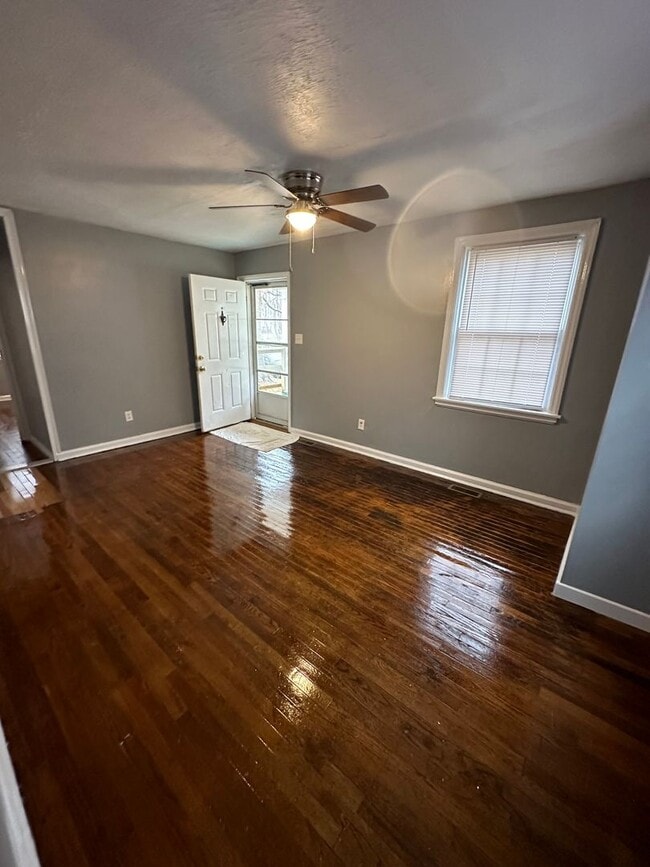 Building Photo - 3 bed 2 bath house on North Side! All electric, Central Air, laundry included, big yard