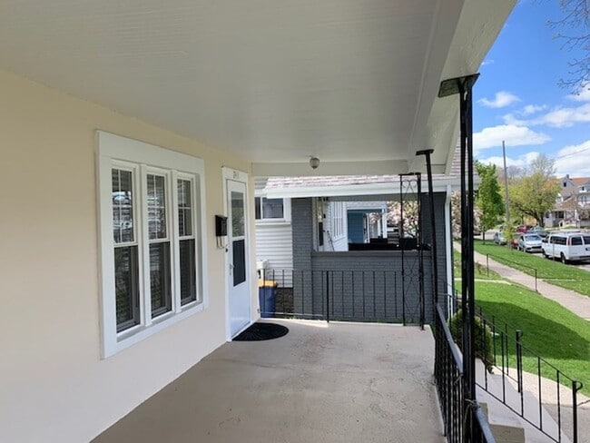 Building Photo - Spacious 2 bedroom Duplex with a bonus room!