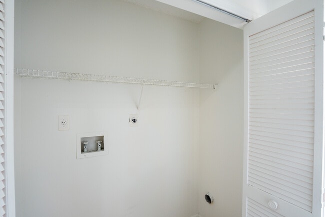 Building Photo - 156 Ivy Ln