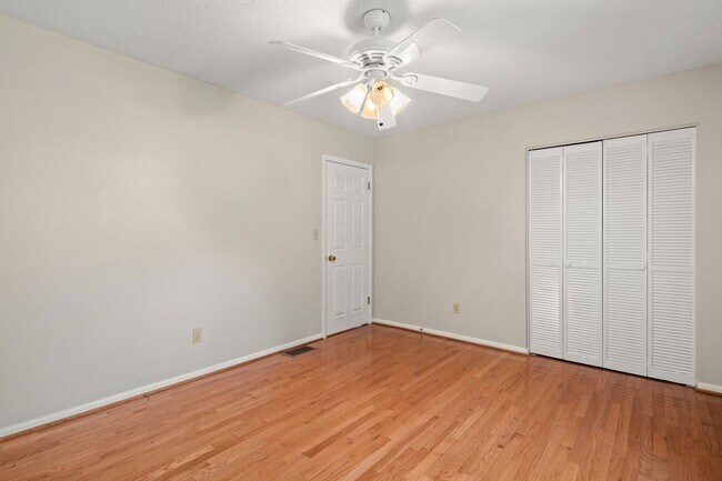 Building Photo - Spacious Updated Ranch