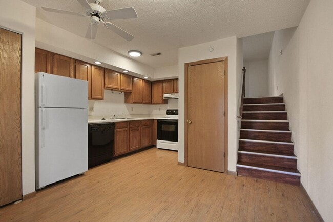 Building Photo - 3 Bed 2 Bath unit Close to Downtown