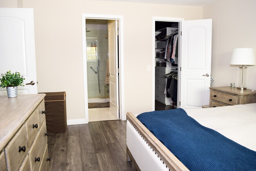 Master Bedroom & Closet - 16169 Sunset Blvd