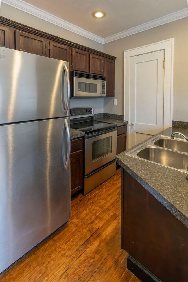 Building Photo - Charming Downtown Orlando 1/1 Corner Condo Near Lake Eola!