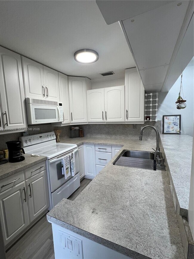 Building Photo - 3357 Cocoplum Cir