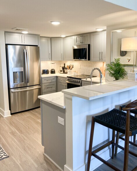 Building Photo - 14 Lockwood Dr