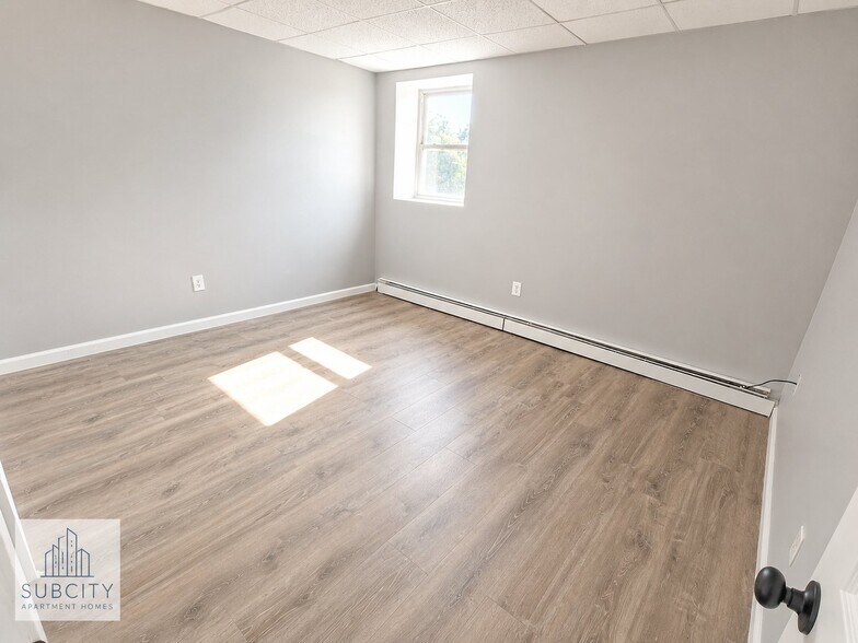 Building Photo - 275 Vreeland Ave