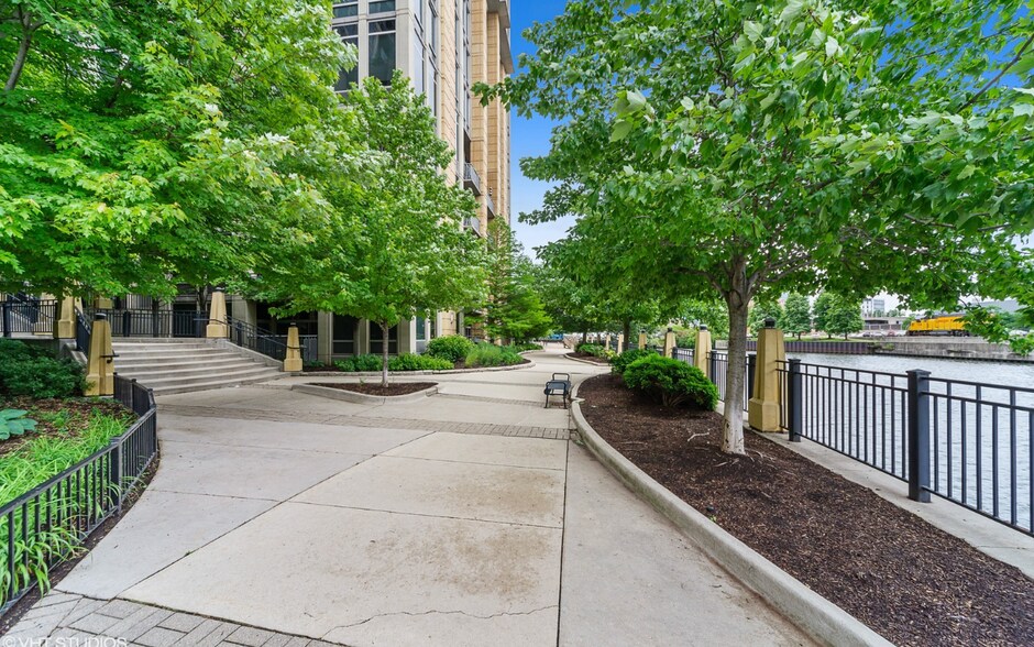 Building River Walk Access - 700 Larrabee N St