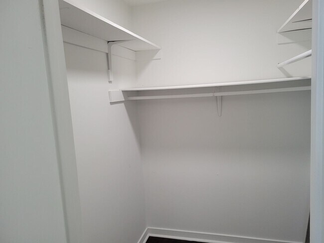 Building Photo - Charming Townhouse Minutes from North Hills