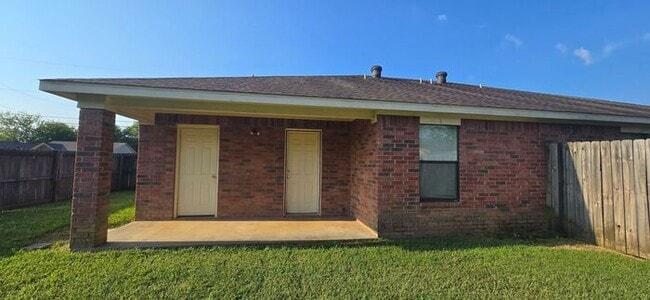 Building Photo - Cozy 2 Bedroom 2 Bath Duplex in Longview!
