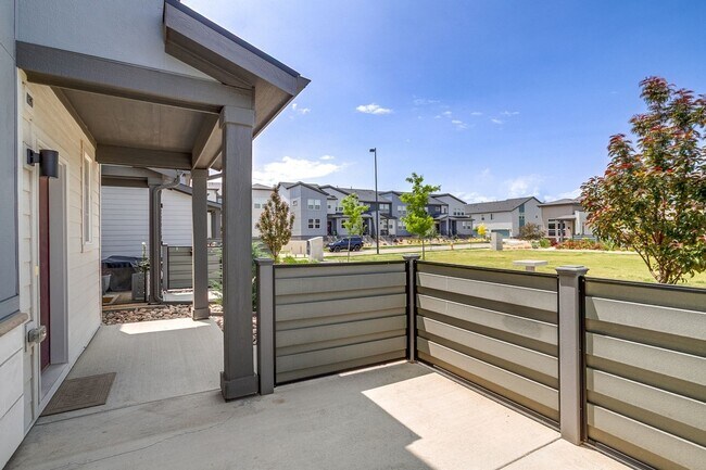 Building Photo - Spacious 4BR Townhome in Denver
