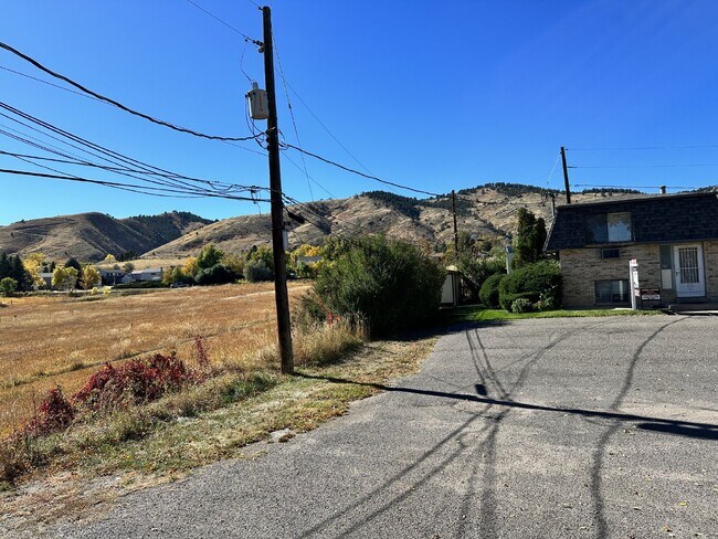 Building Photo - "Charming 3-Bedroom Condo with Hardwood Floors & 2 Full Baths in Golden, CO!"