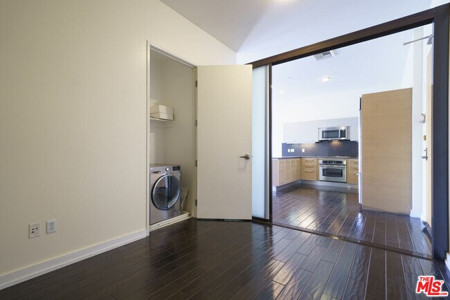 Building Photo - 801 S Grand Ave