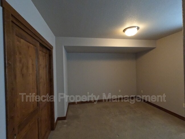 Building Photo - 1032 Hessen Dr