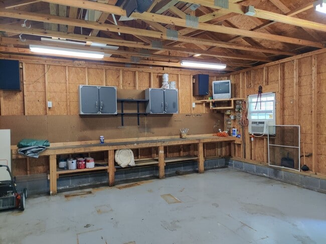 Building Photo - 3 bedroom home with a detached garage
