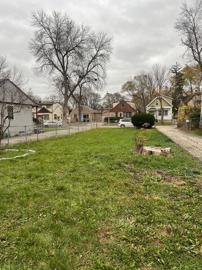 Building Photo - 3 Bedroom Single Family