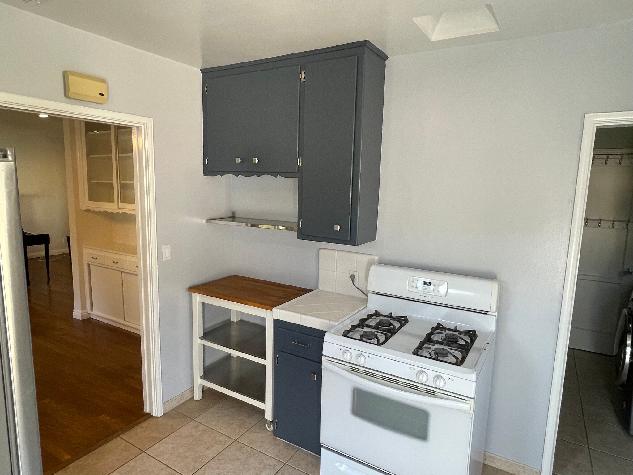 Kitchen - 2060 Crestlake Ave
