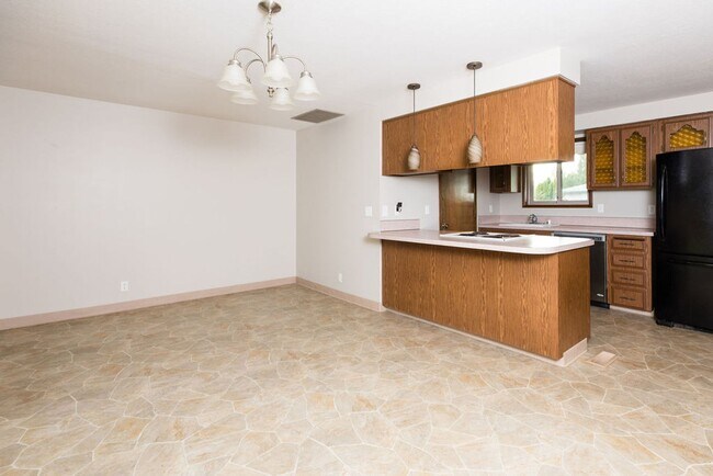 Building Photo - Immaculately maintained 3-bdr/1.5-bath ran...