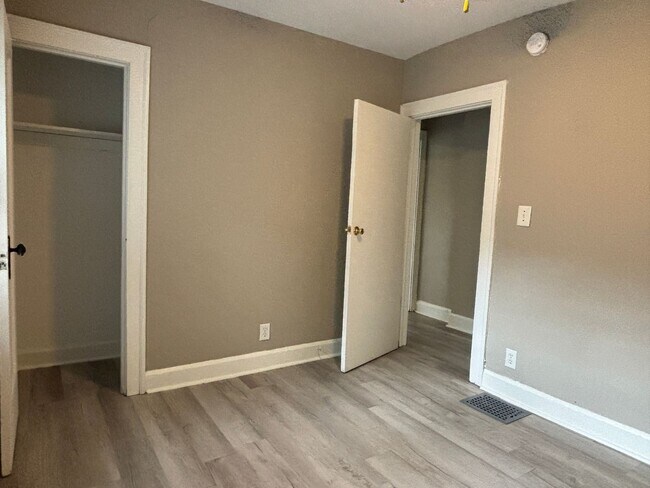 Building Photo - 3-Bed, 1-Bath Home – Fenced Yard, Off-Street Parking, Spacious Kitchen & In-Unit Laundry