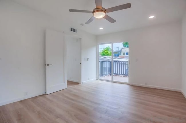 Building Photo - Townhome in the heart of La Jolla’s coveted Beach Barber Tract