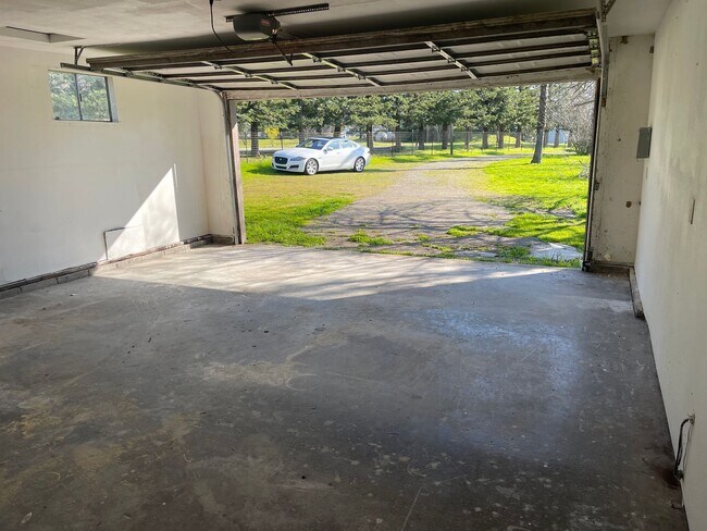 Building Photo - Renovated 3br/2ba on Large Lot