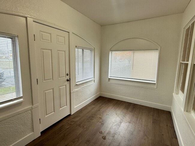 Building Photo - 1 Bedroom 1 Bath Duplex!