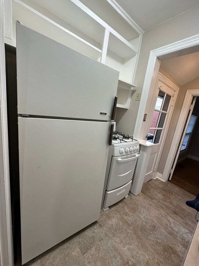Building Photo - Coming Soon! Charming 1 BR House, 6 min from UK! New Flooring & Paint, Fenced Backyard, Pets Ok!
