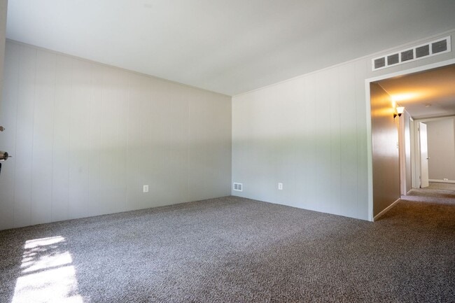 Building Photo - Warren 3 bedroom ranch